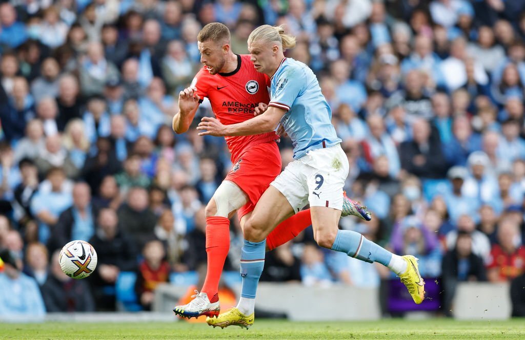 Quái vật Haaland húc bay hậu vệ Brighton rồi ghi bàn 4